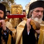 Preoți ortodocși poartă racla cu moaștele Sfântului Dimitrie cel Nou în procesiunea Calea Sfinților, pe străzile din jurul Catedralei Patriarhale din București