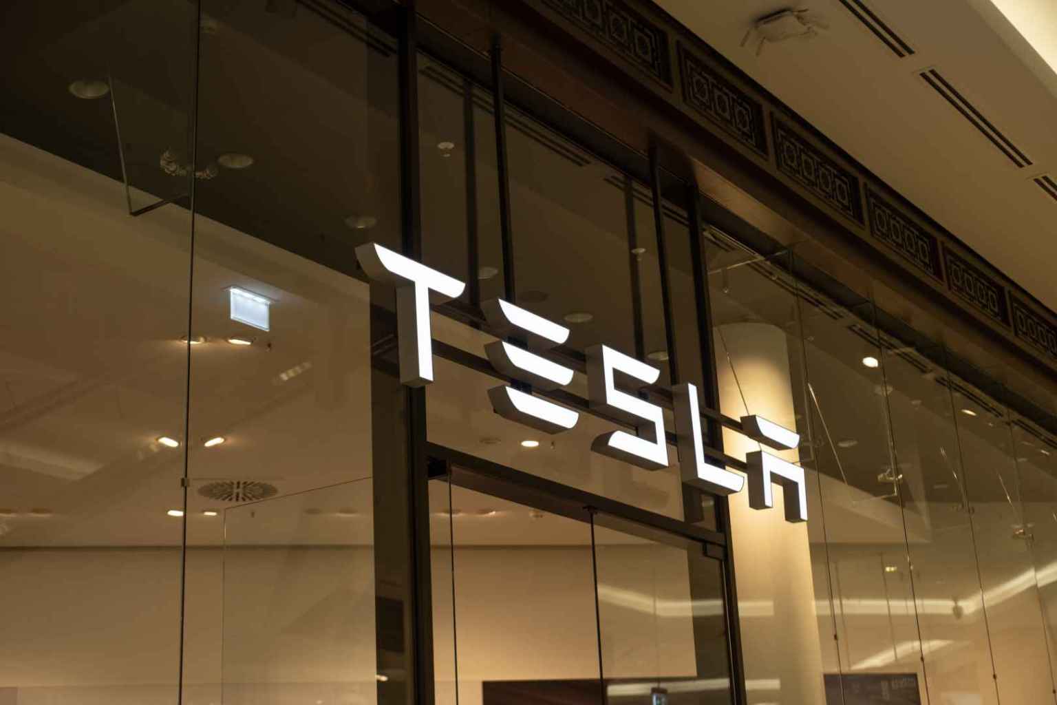 Sigla Tesla pe fațada unui showroom, după prezentarea noii generații a modelului Roadster