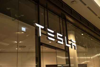 Sigla Tesla pe fațada unui showroom, după prezentarea noii generații a modelului Roadster