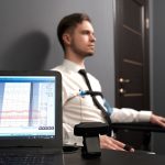 Persoană conectată la senzorii unui aparat poligraf în timpul unui test cu detectorul de minciuni