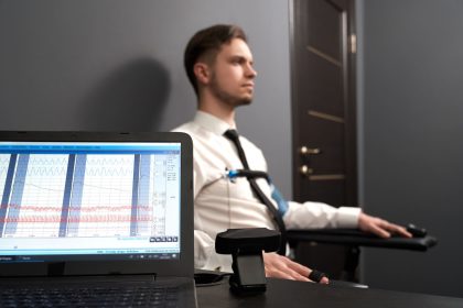 Persoană conectată la senzorii unui aparat poligraf în timpul unui test cu detectorul de minciuni