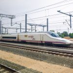 Tren de mare viteză AVE al companiei Renfe circulând pe o linie din Spania