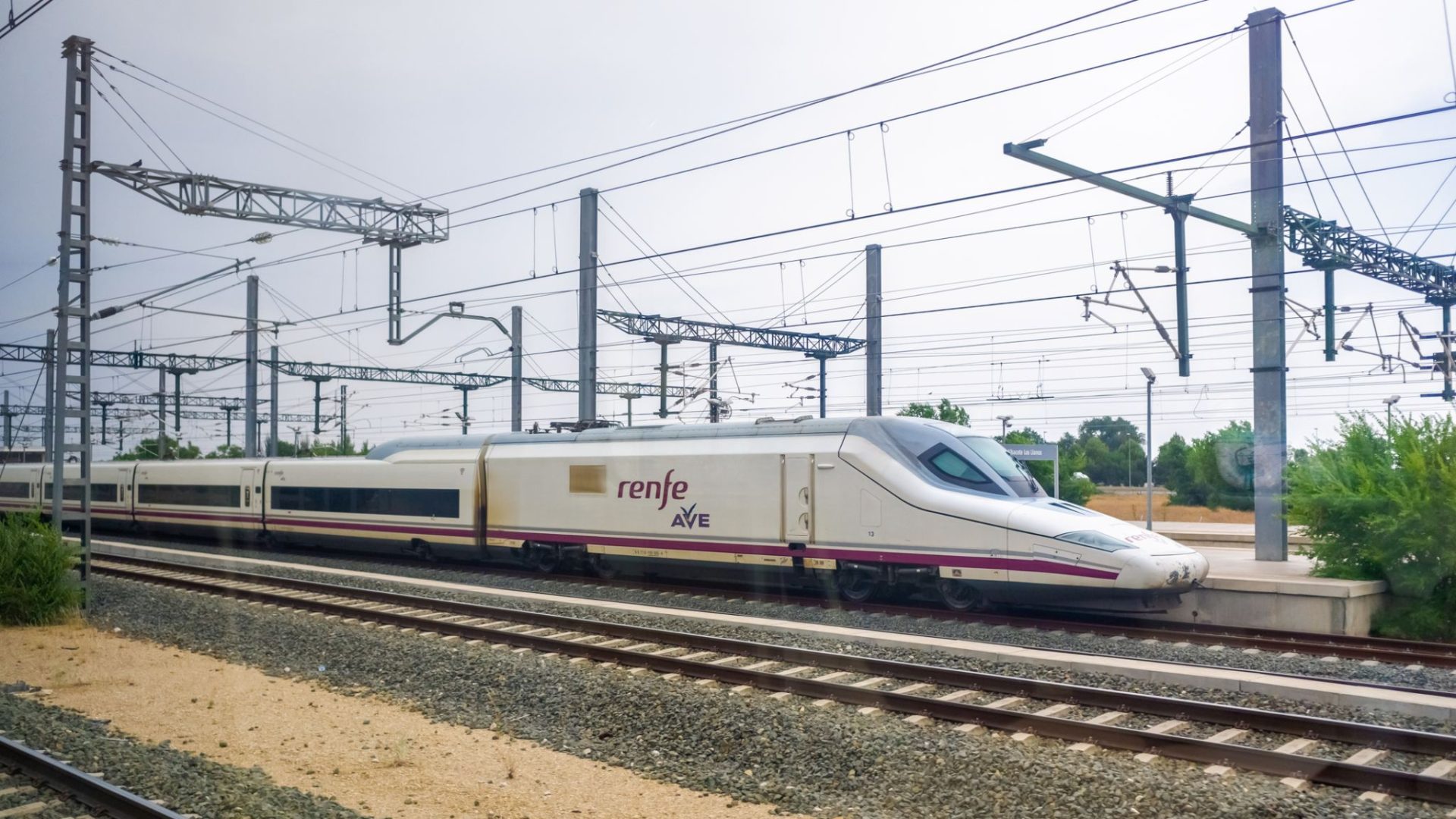 Tren de mare viteză AVE al companiei Renfe circulând pe o linie din Spania