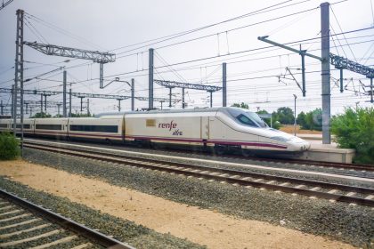 Tren de mare viteză AVE al companiei Renfe circulând pe o linie din Spania